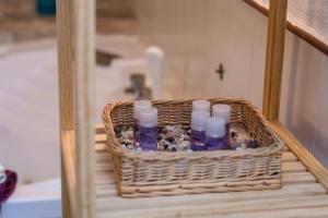 una cesta llena de botellas sentadas en un estante en Enjoy the Silence Holiday Home, en Vlašić 32 fotos más