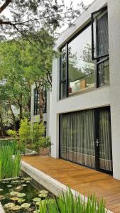 Taman di luar Aroundthetree Hermitage