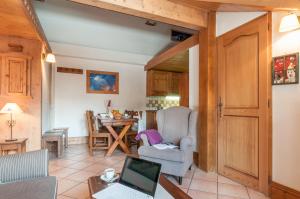 - un salon avec un ordinateur portable sur une table dans l'établissement Résidence Pierre & Vacances Premium La Ginabelle, à Chamonix-Mont-Blanc