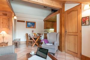 uma sala de estar com um computador portátil sobre uma mesa em Résidence Pierre & Vacances Premium La Ginabelle em Chamonix-Mont-Blanc