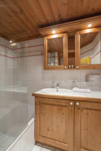 Een badkamer bij Résidence Pierre & Vacances Premium La Ginabelle