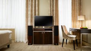 TV a/nebo společenská místnost v ubytování Aria Hotel Prague