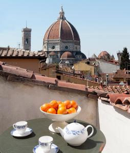 フィレンツェにあるThe Heart Of Florence With Viewのバルコニーのテーブルに座ったオレンジの鉢