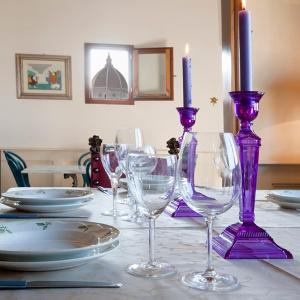 フィレンツェにあるThe Heart Of Florence With Viewのワイングラスとキャンドルが置かれたテーブル