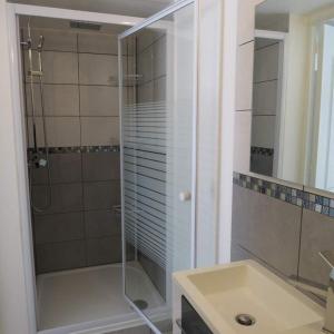 uma casa de banho com um chuveiro e um lavatório. em Maisonnette 4 personnes Port Leucate 4HAW444 em Leucate