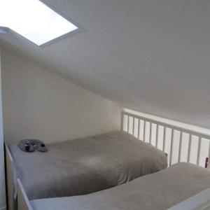 um quarto com uma cama e uma clarabóia em Maisonnette 4 personnes Port Leucate 4HAW444 em Leucate