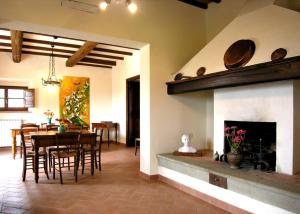 - un salon avec une cheminée, une table et des chaises dans l'établissement Tenuta Monti, à Borgo San Lorenzo