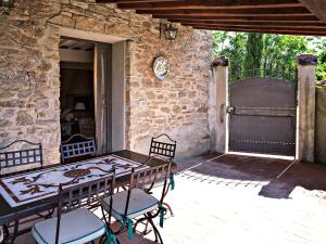 un patio con mesa y sillas frente a un edificio en Villa Stefano en Dicomano