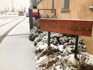 un cartel en la nieve al lado de un edificio en Bassini Residence, en Bolonia