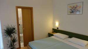 Postel nebo postele na pokoji v ubytování Hotel Levico + 21 fotografií