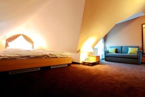 Postel nebo postele na pokoji v ubytování Hotel Zámek Berchtold