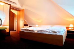 Postel nebo postele na pokoji v ubytování Hotel Zámek Berchtold