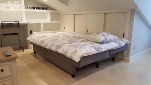 1 dormitorio con cama con almohada en 3M, en Gijón