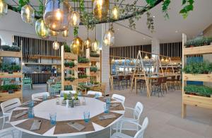 科斯塔卡瑪的住宿－INNSiDE by Meliá Fuerteventura – Adults Only，一间带桌椅的用餐室和一间餐厅