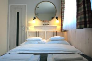 En eller flere senge i et værelse på Małe Letnisko