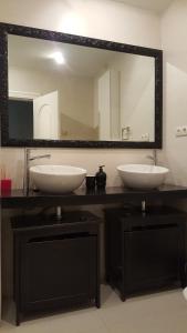 een badkamer met 2 wastafels en een grote spiegel bij 3M in Gijón
