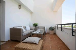 - un salon avec un canapé et une table dans l'établissement Playa Serena Mar y Golf gran terraza, à Roquetas de Mar