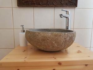 lavabo de piedra en una encimera de madera en el baño en Nafplio cozy mountain cottage en Nauplia