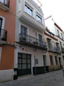 um edifício com varandas ao lado em La Accesoria Del Arenal em Sevilha