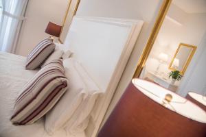a bedroom with a bed with a mirror and a bed sidx sidx sidx at Villa Romana Hotel & Spa in Minori
