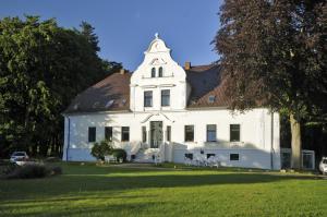 Afbeelding uit fotogalerij van Hotel Pension Gutshaus Neu Wendorf in Sanitz