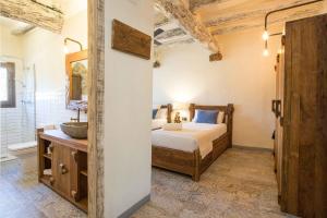 um quarto com uma cama e uma casa de banho com um lavatório em Mas del Sord 1335 em La Selva del Camp