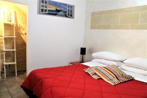 Postel nebo postele na pokoji v ubytování White Suite B&B