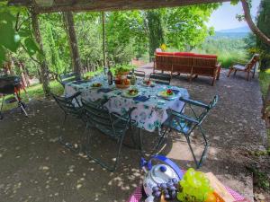 Vonkajšia záhrada v ubytovaní Cottage in Tuscany near Forest and Lake