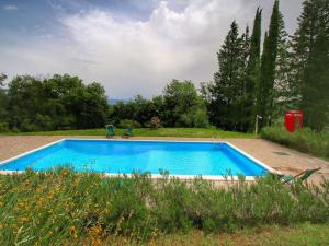 Bazén v ubytovaní Cottage in Tuscany near Forest and Lake alebo v jeho blízkosti