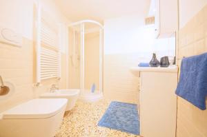 ヴェネツィアにあるSant'Aponal Apartment Rialtoの白いバスルーム(トイレ、シンク付)