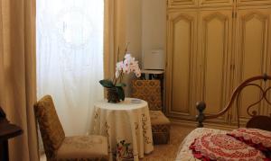 una stanza con un tavolo e un vaso di fiori di B&B IreneMarchese Gluten Free a Taviano