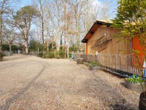 a dirt road next to a wooden building at Au Bois Flotté in Hourtin