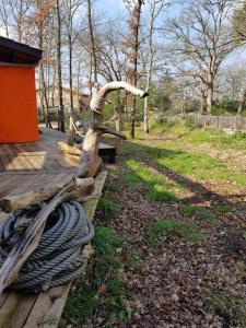 a wooden fence with a rope in a park at Au Bois Flotté in Hourtin