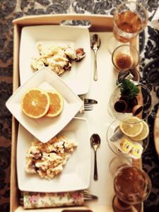 une table avec trois plaques de nourriture avec des oranges dans l'établissement Willa Grandeus, à Bukowina Tatrzańska