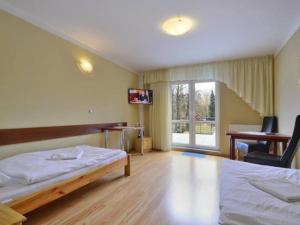 a hotel room with two beds and a window at Bizancjum Pokoje Gościnne PARKING FREE 24H in Kłodzko