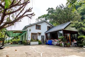 通霄鎮的住宿－如意園 ，白色的房子,前面有一个庭院