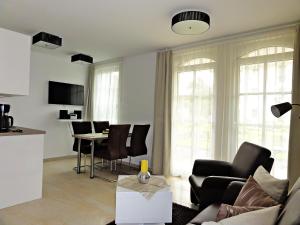 Televisyen dan/atau pusat hiburan di 3 Zimmer Ferienwohnung Haus Meeresblick mit Meerblick A005 mit Südterrasse und Strandkorb