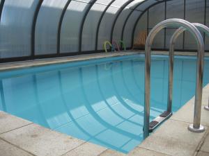 ein Pool mit blauem Wasser in einem Gebäude in der Unterkunft Hotel in Kraslava in Krāslava