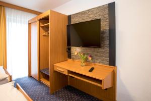 TV a/nebo společenská místnost v ubytování Hotel Restaurant Jägerhof