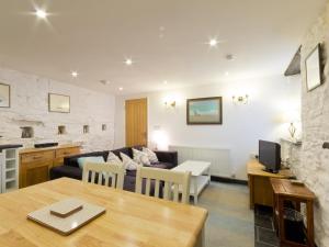 una sala de estar con un sofá y una mesa en Museum Apartment, en Looe