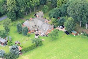 une vue aérienne sur une grande maison sur un champ dans l'établissement De ole Spieker, à Munster im Heidekreis