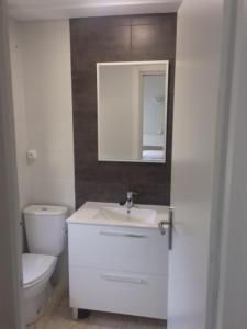 カラタニャソルにあるHotel Venta Nuevaのバスルーム(トイレ、洗面台、鏡付)