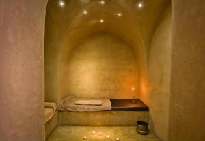 een kleine kamer met een bed in een grot bij Hotel & Spa Riad Al Jazira in Marrakesh