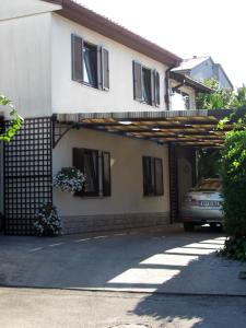 Το κτήριο όπου στεγάζεται  το διαμέρισμα