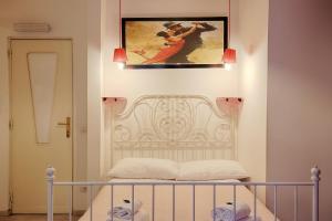 Un dormitorio con una cama y un cuadro en la pared. en Jet Lag Guesthouse, en Roma