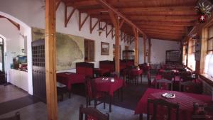 ein Restaurant mit roten Tischen und Stühlen in einem Zimmer in der Unterkunft Báró Eötvös Loránd Menedékház in Pilisszentkereszt