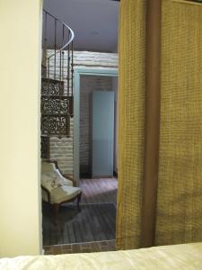 セビリアにあるThe Green Balconyの椅子と階段のある部屋の景色を望めます。