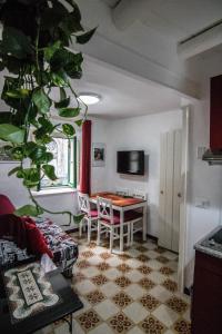ein Wohnzimmer mit einem Tisch und einem Tisch in der Unterkunft Vivere la Ciambra in Monreale