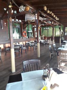 um restaurante com mesas e cadeiras num quarto em Hotel Sveti Nikola em Sliven