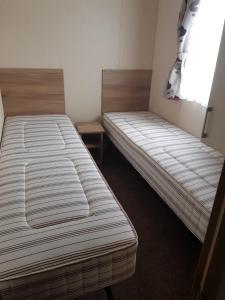 184 Unity Resort Brean客房内的一张或多张床位